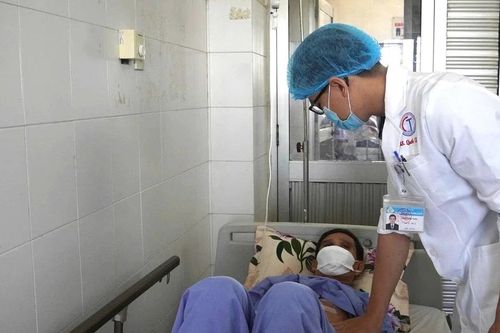 Cắt gan ung thư cho bệnh nhân bằng dao mổ siêu âm