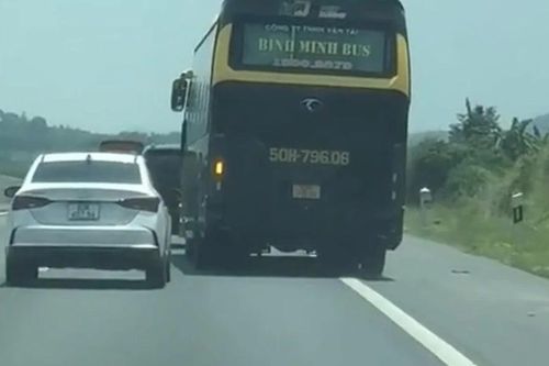 Xử phạt tài xế xe khách chạy vào làn khẩn cấp trên cao tốc
