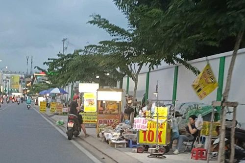 TP HCM: Đường Dương Quảng Hàm vừa thông xe, vỉa hè đã thành 'chợ'