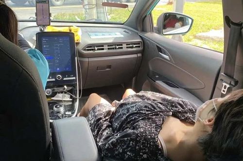 Nữ tài xế taxi và sản phụ được cảnh sát giao thông ứng cứu kịp thời
