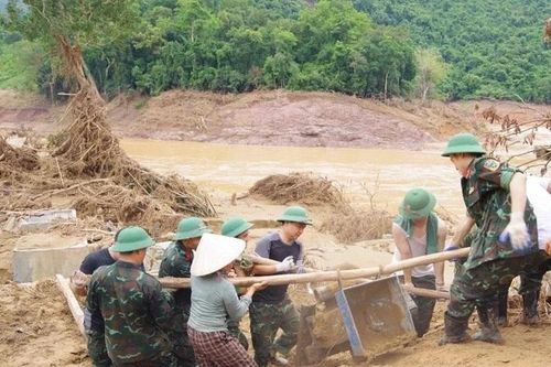 Bộ đội bàn giao két sắt chứa nhiều tài sản bị vùi lấp do mưa lũ