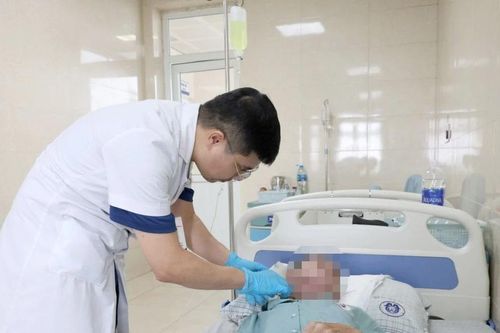 Giòi bò lổn nhổn trong khối loét vùng cổ của cụ ông 82 tuổi
