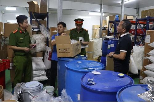 Hàng chứa chất cấm vẫn bán tràn lan