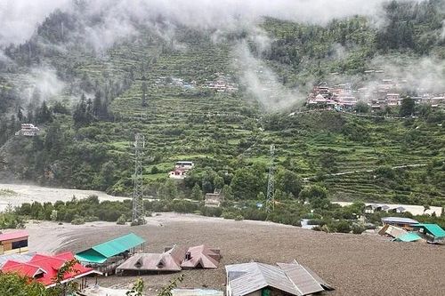 Lở đất nhấn chìm một ngôi làng ở Ấn Độ sau trận lũ quét chết người