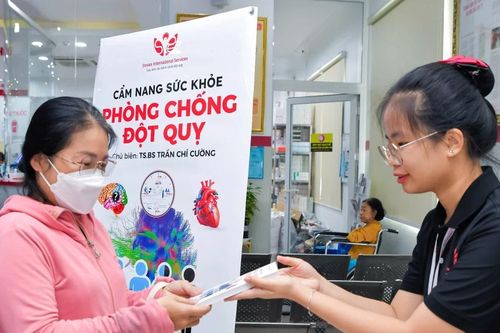 Tặng 1.000 cẩm nang phòng chống đột quỵ cho người dân tại Cần Thơ