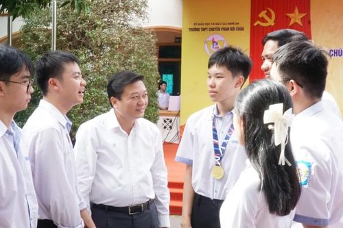 Lãnh đạo tỉnh Nghệ An chúc mừng học sinh đạt giải Olympic khu vực, quốc tế 2025
