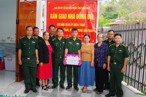 Bàn giao Nhà đồng đội cho gia đình quân nhân