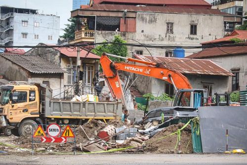 Nhiều tuyến phố Hà Nội nham nhở ổ gà, người đi đường 'thót tim'