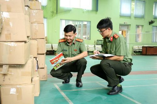 Khám xét 8 địa điểm của đường dây sản xuất, buôn bán sách giáo khoa giả