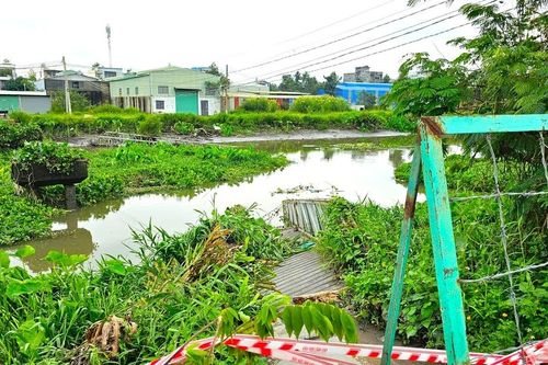 Mưa lớn, nước dâng, cầu dân sinh ở TPHCM bị cuốn trôi