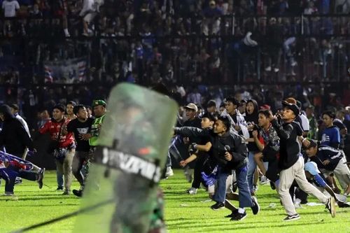 CĐV không ngừng quậy phá khiến FIFA tiếp tục trừng phạt bóng đá Indonesia