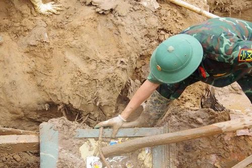 Cào bùn lũ, bộ đội tìm thấy két sắt chứa nhiều tài sản giá trị