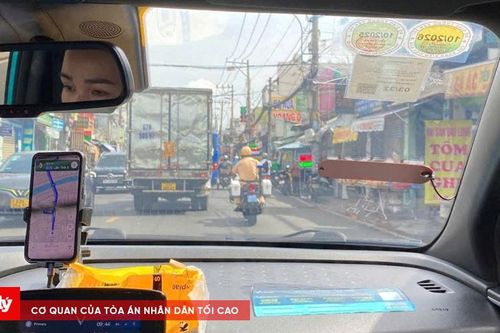 Thiếu tá CSGT lái xe đặc chủng đưa sản phụ vỡ ối đến bệnh viện kịp thời