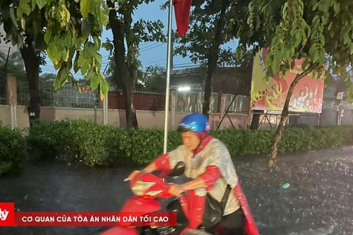 Lý giải cơn mưa khiến đường sá TP.HCM chìm trong biển nước
