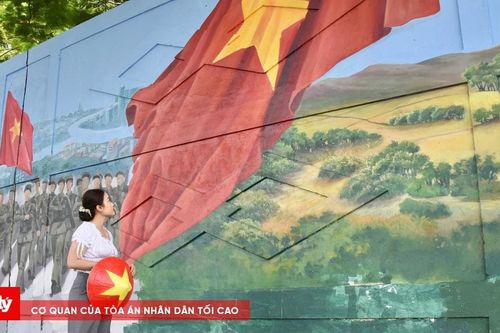 Bức họa tái hiện lễ diễu binh 30/4 giữa lòng TP.HCM