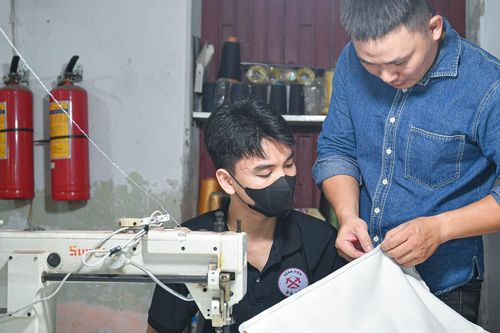 Cậu bé Hà Nội đánh giày để có tiền đi học, giờ là giám đốc 'bệnh viện đặc biệt'