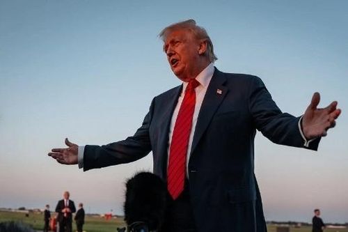 Ông Trump nói sẽ không tranh cử nhiệm kỳ 3, đùa về việc lắp tên lửa ở Nhà Trắng