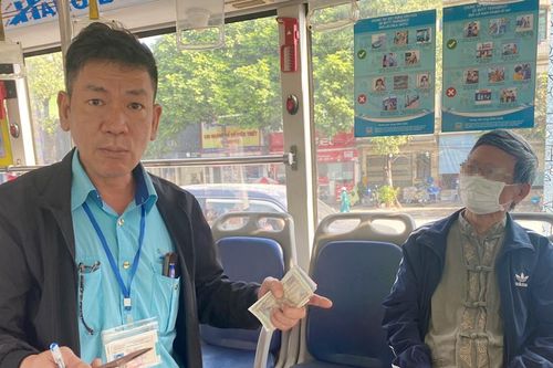 Phụ xe buýt nhận thêm việc mới, nhóm người cao tuổi nhận 'đặc quyền' này