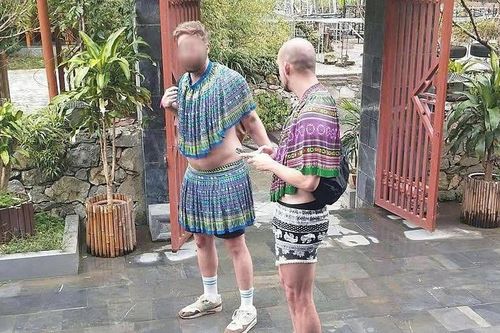 Khách Tây mặc váy người Mông quay video ở Tuyên Quang, Sở Du lịch nói gì?
