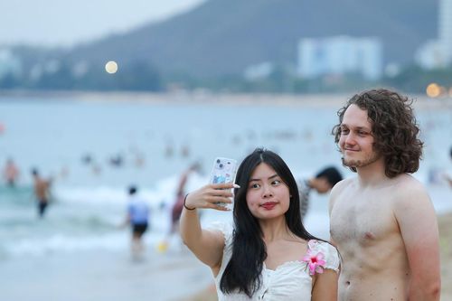 Bãi biển Nha Trang đông khách du lịch nước ngoài đến tắm giải nhiệt