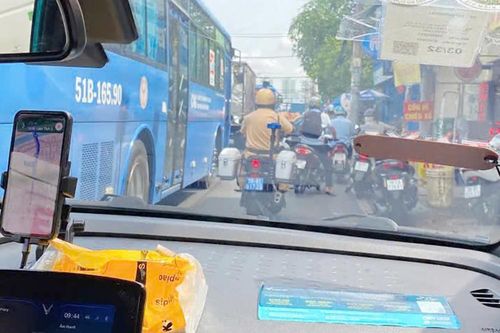 Nữ tài xế taxi cầu cứu giúp thai phụ, CSGT TPHCM lại hụ còi làm điều quen thuộc