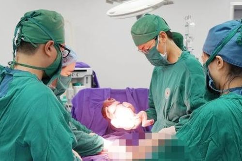 Xuyên đêm vượt biển cấp cứu sản phụ khó sinh từ đảo xa