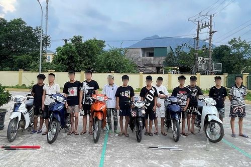 Truy bắt nhóm thanh thiếu niên ném chai thủy tinh gây thương tích trên Quốc lộ 18