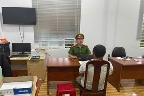 Khởi tố người đàn ông cầm dao đe dọa Cảnh sát giao thông