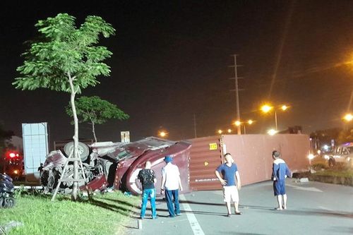 Giải cứu tài xế sau vụ xe container lật ngang ở Hải Phòng