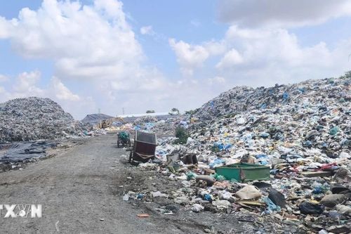 Vĩnh Long: Người dân khốn khổ nước bẩn và mùi hôi thối từ bãi rác Bình Đại