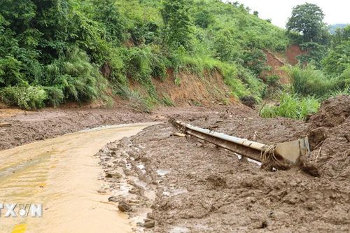 Điện Biên: Đất đá tiếp tục tràn xuống Quốc lộ 12, khiến giao thông gặp khó khăn