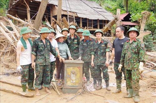 Bộ đội phát hiện, trao trả nhiều tài sản giá trị trong quá trình giúp dân khắc phục hậu quả thiên tai