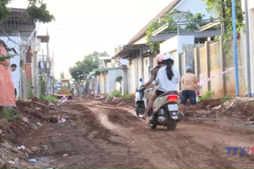 Làm đường chậm tiến độ, mất an toàn khiến người dân bức xúc