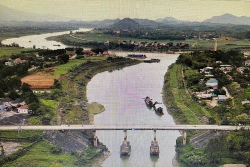 Phú Thọ: Cấm xe trọng tải lớn đi qua cầu sông Lô đoạn qua xã Đoan Hùng