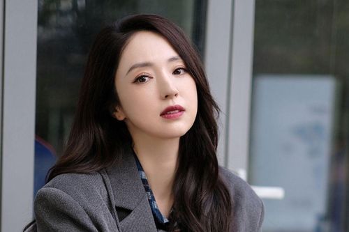 Nữ diễn viên bị chồng trẻ thao túng tâm lý, netizen đề nghị ly hôn
