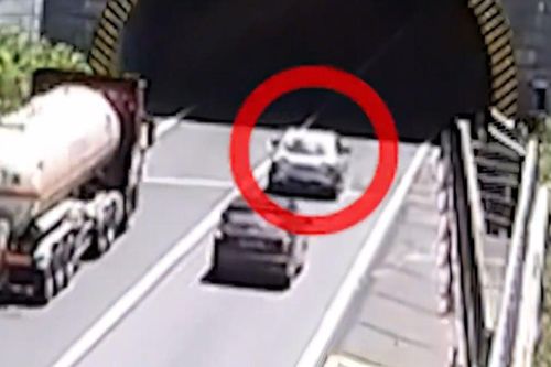 Clip: Nghẹt thở khoảnh khắc tài xế cứu xe taxi bất tỉnh do say nắng giữa đường, hành động quyết đoán kịp thời!