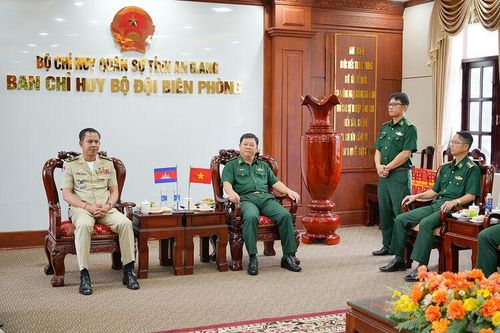 Cán bộ biên phòng giỏi Khmer ngữ