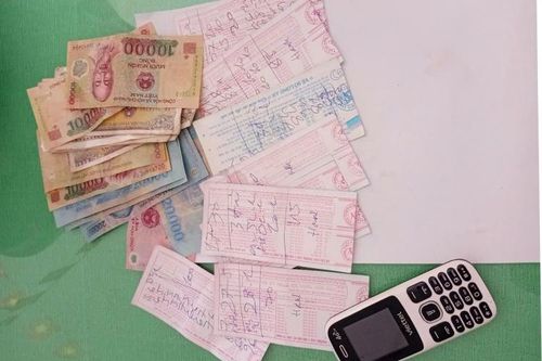 Bắt quả tang đối tượng bán số đề