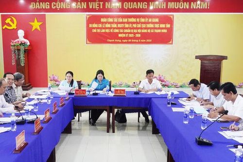 Đồng chí Lê Hồng Thắm làm việc với xã Thạnh Hưng, Hòa Hưng về công tác chuẩn bị đại hội đảng bộ xã