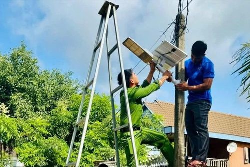 Sinh viên tình nguyện góp sức dựng xây buôn làng