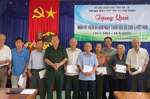 Trao tặng 55 suất quà cho nạn nhân chất độc da cam