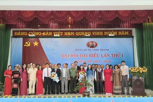 Phó Bí thư Thường trực Tỉnh ủy Rah Lan Chung dự và chỉ đạo Đại hội Đảng bộ xã Vĩnh Thạnh