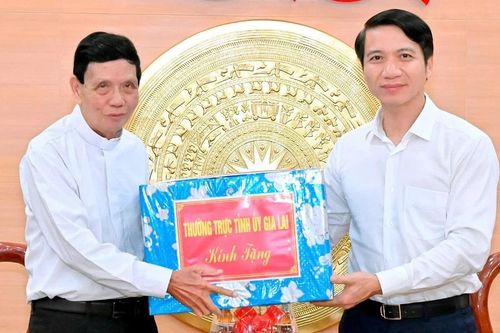 Phó Bí thư Tỉnh ủy Nguyễn Ngọc Lương và Phó Chủ tịch UBND tỉnh Dương Mah Tiệp tiếp xã giao đoàn đại diện Tòa Giám mục Giáo phận Kon Tum