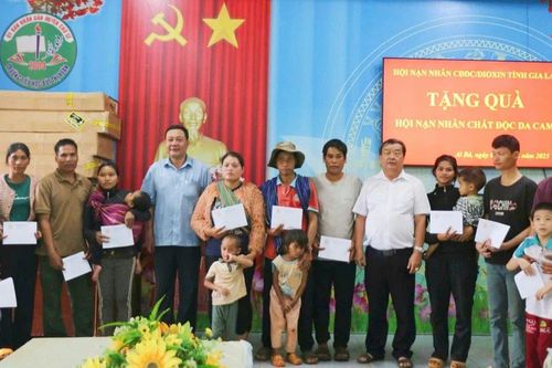 Tặng quà cho nạn nhân chất độc da cam ở xã Al Bá