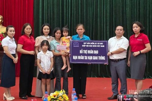 Trao hỗ trợ nhân đạo cho gia đình nạn nhân tử vong do tai nạn giao thông