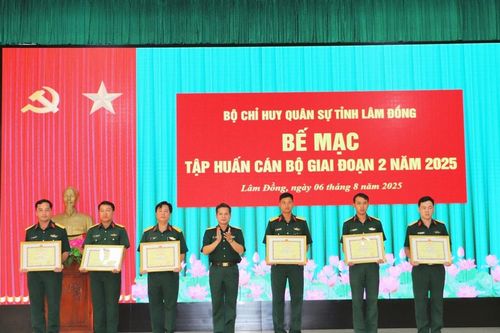 Bộ CHQS tỉnh Lâm Đồng bế mạc tập huấn cán bộ giai đoạn 2 năm 2025