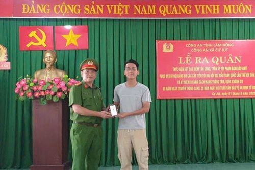 Mất điện thoại ở Đắk Lắk, được Công an xã Cư Jút (Lâm Đồng) tìm và trao trả lại