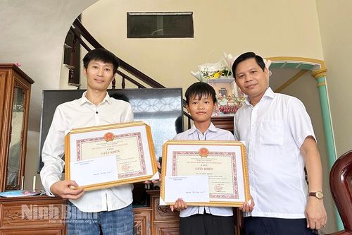 Tặng Giấy khen cho 2 người cứu bé trai bị đuối nước ở xã Ninh Giang