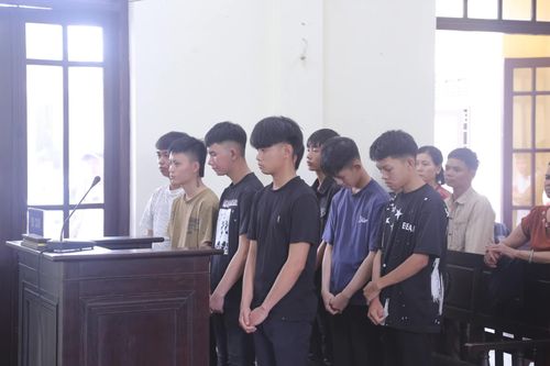 Tụ tập gây rối trật tự công cộng, 8 bị cáo lãnh án tù