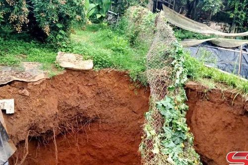 Xuất hiện hố sụt lún tại tiểu khu 19/5, xã Mai Sơn